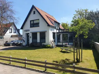 Fijne kamer met gedeelde badkamer op loopafstand van het strand