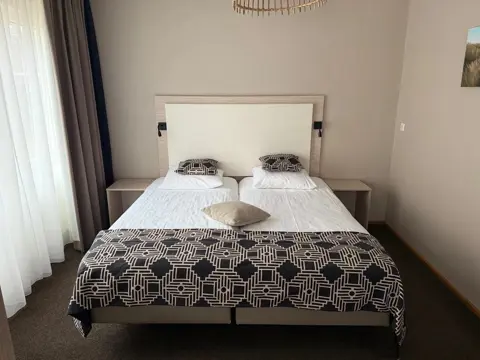 Ruime hotelkamer op 10 minuten lopen van het strand