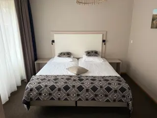 Ruime hotelkamer op 10 minuten lopen van het strand