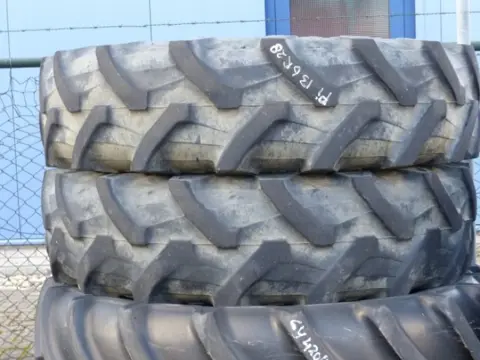 R28 Pirelli 13.6/28