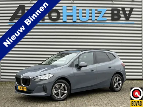 BMW 2 Serie Active Tourer 218i Trekhaak Panoramadak Stuurwielverwarming Stoelverwarming LED Achterui