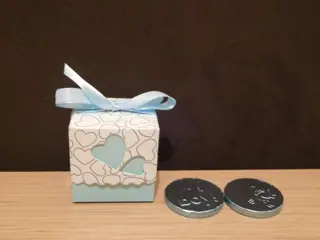 Geboorte bedankje blauw doosje met twee chocolaatjes