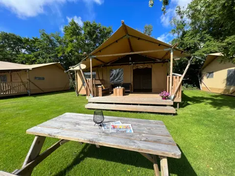 Glamping in een compleet ingerichte lodge in De Koog