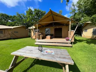 Glamping in een compleet ingerichte lodge in De Koog