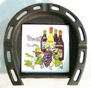 Gietijzeren asbak met tegel in hoefijzervorm,z.g.a.n.,jr'70