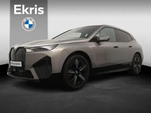BMW iX xDrive40 | Sportpakket | Glazen Panoramadak Sky Lounge | Integral Active Steering | Stuur- & 