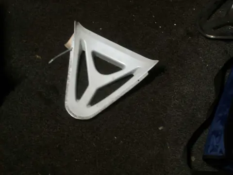 Cowl V shape under Yamaha YZF R1 1998 - 1999
