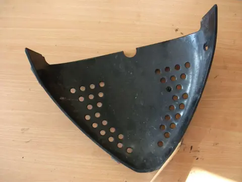 Cowl V shape under Suzuki GSX R 750 1996 - 2000