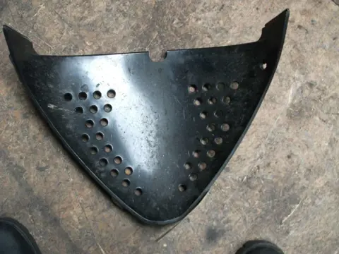 Cowl V shape under Suzuki GSX R 600 1995 - 2000