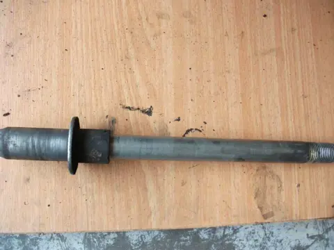 Axle front Suzuki GSF 600 650 Bandit  1996 - 1999