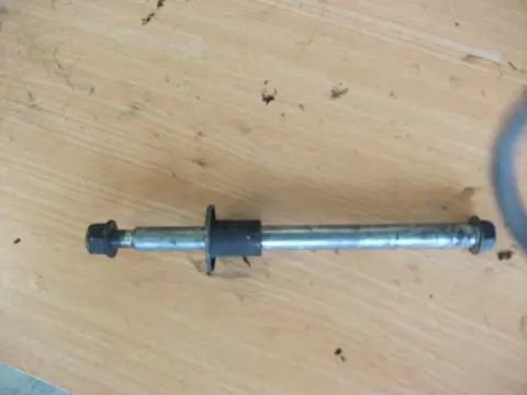Axle front Suzuki GS 500 E 1989 - 2001