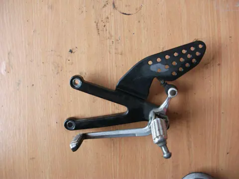 Main step holder left Yamaha YZF R1 2000 - 2001