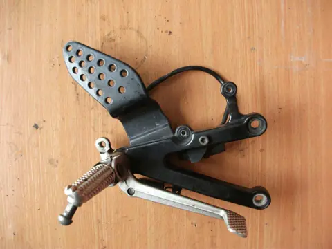 Main step holder right Yamaha YZF R1 2000 - 2001