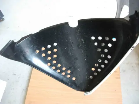 Cowl V shape under Suzuki GSX R 750 1996 - 2000