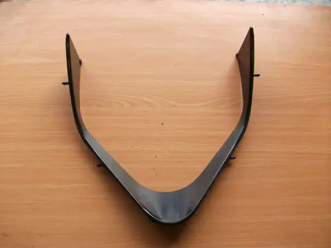 Cowl V shape under Kawasaki ZX 9 R 2000 - 2001