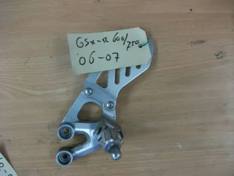 Main step holder left Suzuki GSX R 600 2006 - 2007