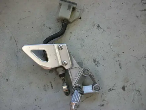 Main step holder right Suzuki GSX R 750 1996 - 2000