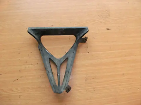 Cowl V shape under Yamaha YZF R6 1998 - 2002