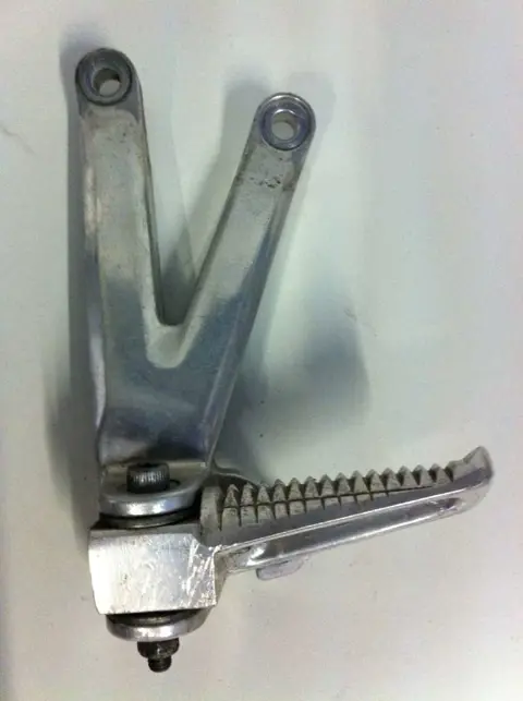 Pillion step left  Yamaha YZF R6 1998 - 2002