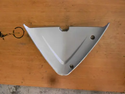 Cowl V shape under Yamaha FJR 1300 2001 - 2002