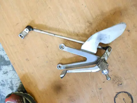 Main step holder left Yamaha YZF R1 1998 - 1999