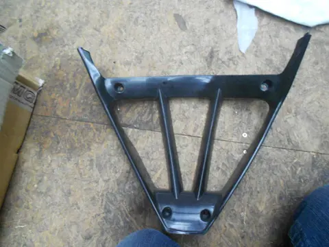 Cowl V shape under Yamaha YZF R1 2004 - 2006