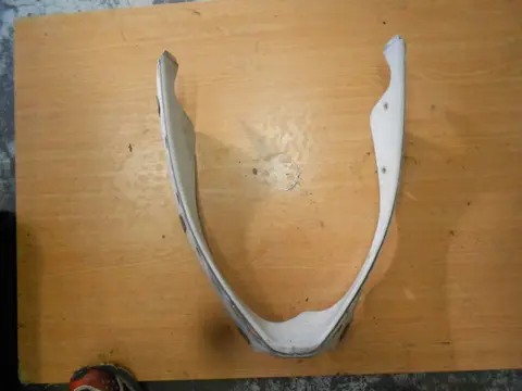 Cowl V shape under Suzuki GSX R 750 1992 - 1993