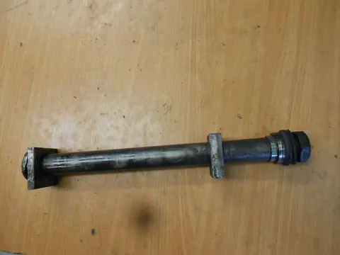 Rear axle Suzuki GSX R 600 1995 - 2000