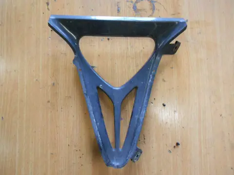 Cowl V shape under Yamaha YZF R6 1998 - 2002