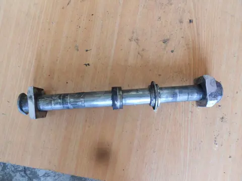 Rear axle Suzuki GSX R 750 2001 - 2003