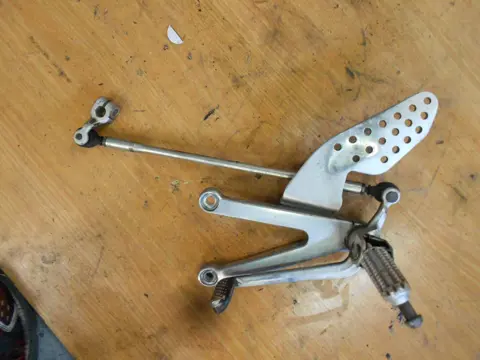 Main step holder left Yamaha YZF R1 2000 - 2001