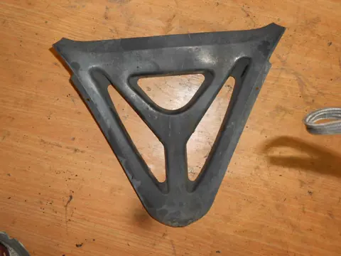 Cowl V shape under Yamaha YZF R1 2000 - 2001