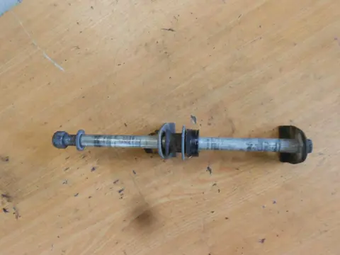 Rear axle Suzuki GSX F 750 1998 - 2005