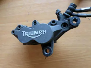 REMKLAUW RECHTS VOOR Triumph Speed Triple 955 1997 - 1999