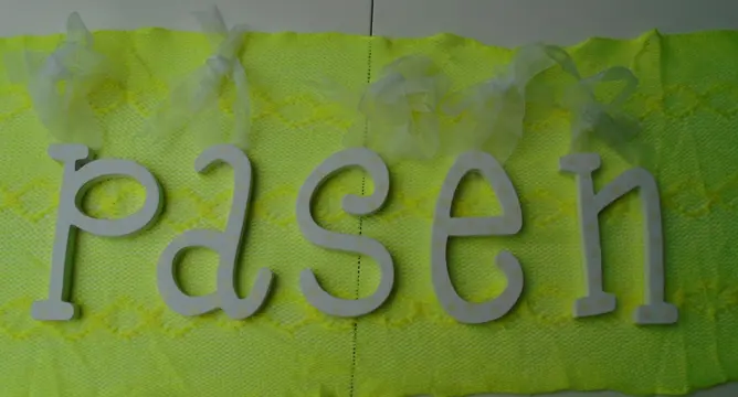 PASEN LETTERS WIT- GEEL Nieuw