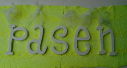 PASEN LETTERS WIT- GEEL Nieuw