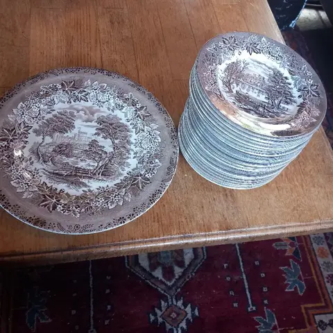 Servies: Engels Bruin Old Britain Castles - gebakschaal met 22 bordjes