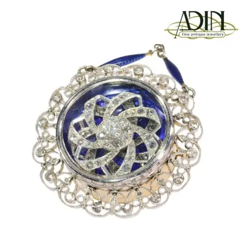 Hangers en kettingen in retro stijlen