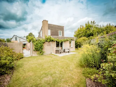 Vrijstaand vakantiehuis met zonnige patio en tuin met terras