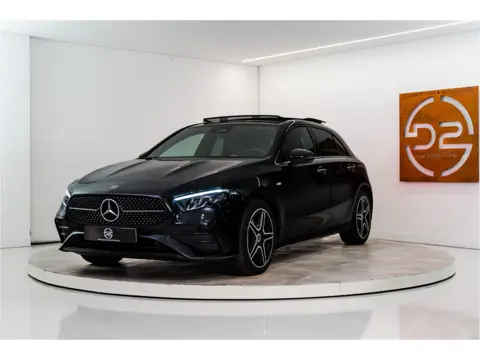 Mercedes-Benz A-Klasse 250 e Premium AMG Facelift 218PK | Pano | Keyless | Sfeer | Night | Fabrieksg