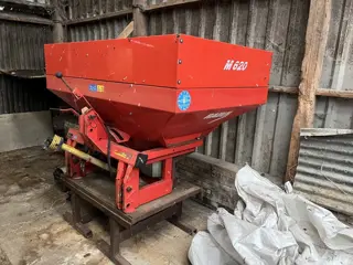 Rauch strooier Type MD 935 M bouwjaar 2004 opzetrand M620 hydr. open-dicht zeef schoepen iets slijta