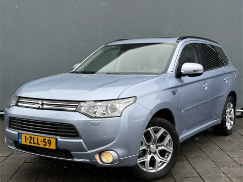 Mitsubishi Outlander BWJ 2015 | 2.0 PHEV 203PK instyle+ | TREKHAAK | SCHUIFDAK | LEER | CAMERA A | P