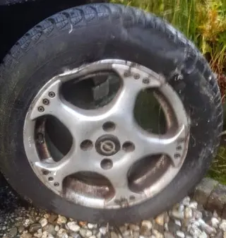 Autobanden met en zonder velg