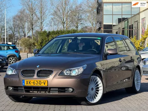 BMW 5-serie Touring 545i High Executive | Leder Memory stoelen | Trekhaak | Parkeersensoren | 19 inc