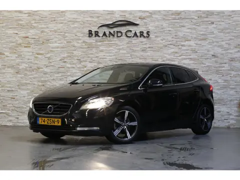 Volvo V40 1.6 T3 Momentum | CAMERA | NAVI | KEYLESS | 17" R DESIGN NWE Banden | NAP | ORIG NL |