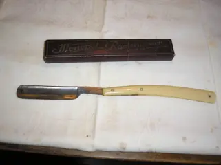 Antiek scheermes in etui /houder