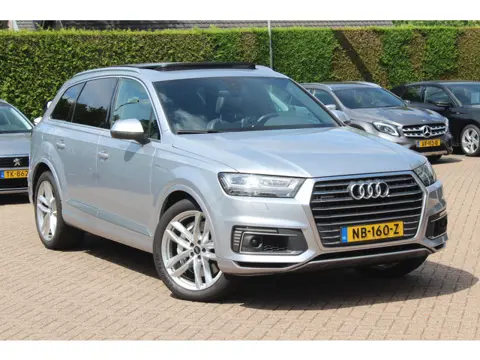 Audi Q7 3.0 TDI e-tron quattro Sport / Trekhaak / Panoramadak / Camera / 21'' / Luchtvering / Leder 