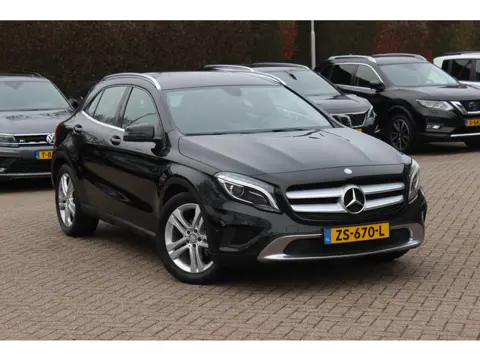 Mercedes-Benz GLA 200 Prestige / Trekhaak / Navigatie / Parkeerhulp V+A / 18'' / Half leder / Elektr