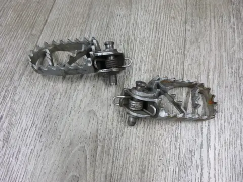 VOETSTEUN LINKS KTM 950 Adventure 2002 - 2004