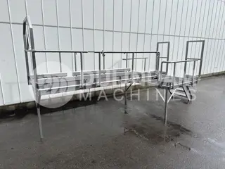 Roestvrijstalen platform/plateau van 485 x 165 cm met leuning en trap.